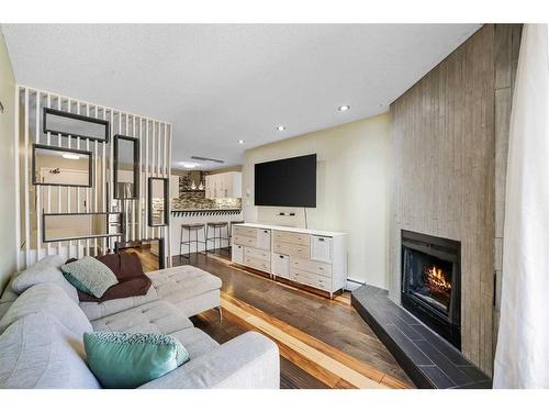 304-930 18 Avenue Sw, Calgary, AB - Indoor Photo Showing Living Room With Fireplace