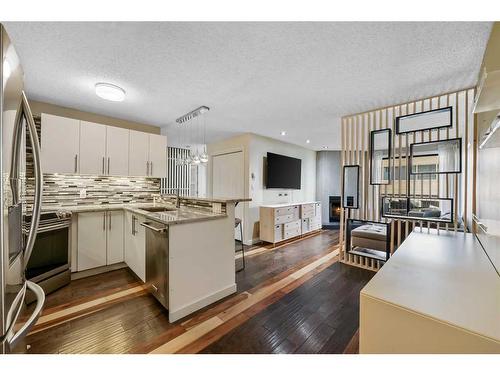 304-930 18 Avenue Sw, Calgary, AB - Indoor Photo Showing Kitchen With Upgraded Kitchen