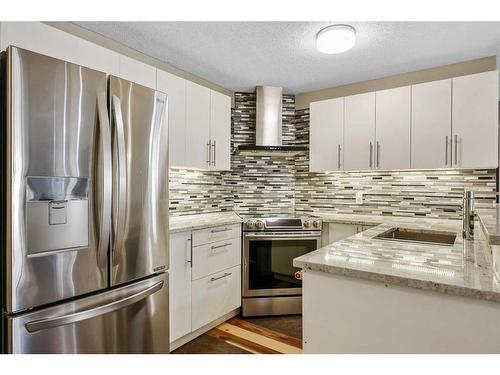 304-930 18 Avenue Sw, Calgary, AB - Indoor Photo Showing Kitchen With Stainless Steel Kitchen With Upgraded Kitchen