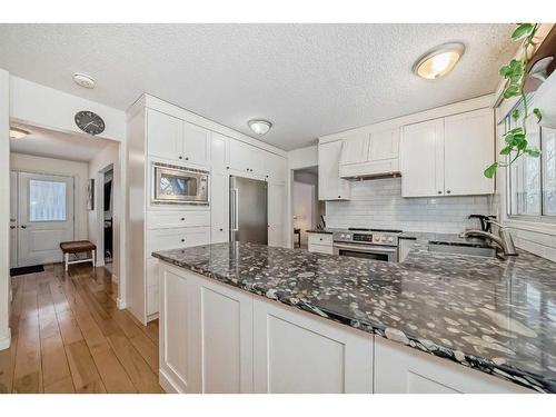 322043 8 Street East, Rural Foothills County, AB - Indoor Photo Showing Kitchen With Upgraded Kitchen