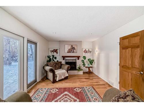 322043 8 Street East, Rural Foothills County, AB - Indoor Photo Showing Living Room