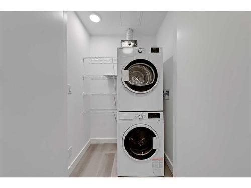 1004-123 4 Street Ne, Calgary, AB - Indoor Photo Showing Laundry Room