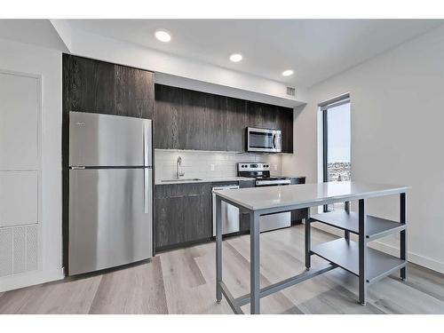 1004-123 4 Street Ne, Calgary, AB - Indoor Photo Showing Kitchen With Stainless Steel Kitchen