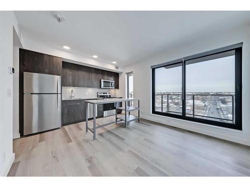 1004-123 4 Street Ne, Calgary, AB - Indoor Photo Showing Kitchen With Stainless Steel Kitchen