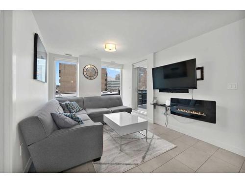 511-303 13 Avenue Sw, Calgary, AB - Indoor Photo Showing Living Room