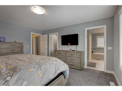 28 Crestbrook Way Sw, Calgary, AB - Indoor Photo Showing Bedroom