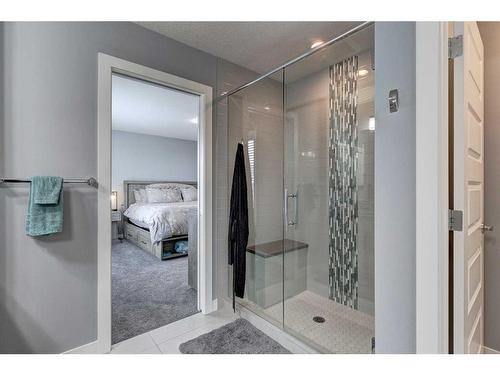 28 Crestbrook Way Sw, Calgary, AB - Indoor Photo Showing Bathroom