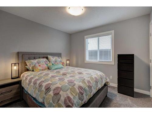 28 Crestbrook Way Sw, Calgary, AB - Indoor Photo Showing Bedroom