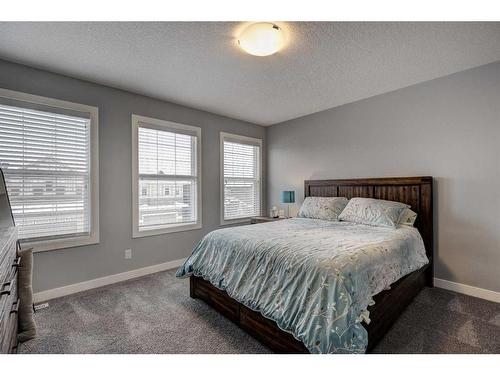 28 Crestbrook Way Sw, Calgary, AB - Indoor Photo Showing Bedroom