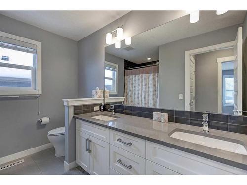 28 Crestbrook Way Sw, Calgary, AB - Indoor Photo Showing Bathroom