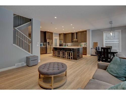 28 Crestbrook Way Sw, Calgary, AB - Indoor Photo Showing Living Room