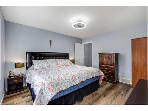 511 Windstone Common Sw, Airdrie, AB - Indoor Photo Showing Bedroom