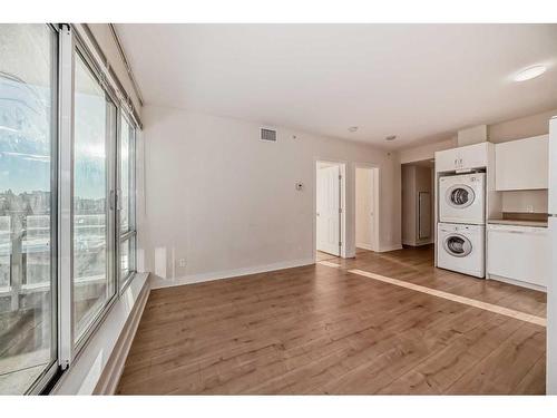 306-10 Brentwood Common Nw, Calgary, AB - Indoor Photo Showing Laundry Room