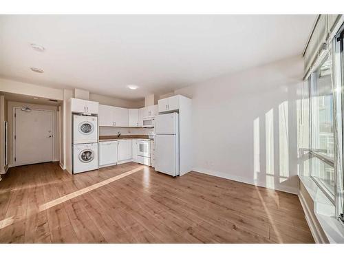 306-10 Brentwood Common Nw, Calgary, AB - Indoor Photo Showing Laundry Room