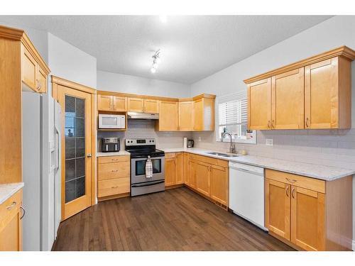 929 Channelside Road Sw, Airdrie, AB - Indoor Photo Showing Kitchen