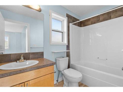 929 Channelside Road Sw, Airdrie, AB - Indoor Photo Showing Bathroom