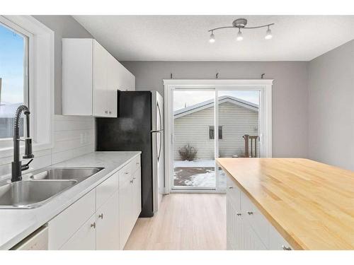 144 Chaparral Ridge Circle Se, Calgary, AB - Indoor Photo Showing Kitchen With Double Sink