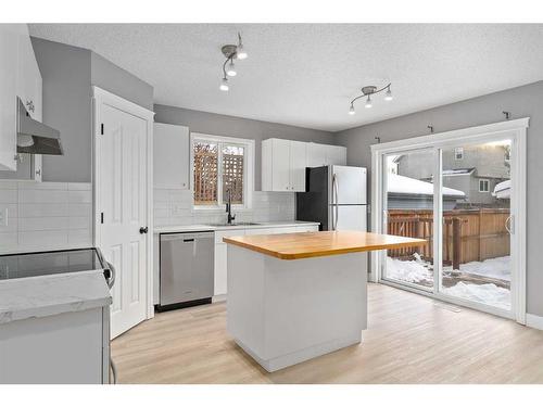 144 Chaparral Ridge Circle Se, Calgary, AB - Indoor Photo Showing Kitchen