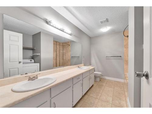 3208-80 Glamis Drive Sw, Calgary, AB - Indoor Photo Showing Bathroom