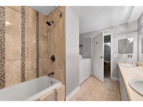 3208-80 Glamis Drive Sw, Calgary, AB - Indoor Photo Showing Bathroom