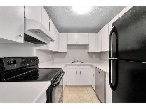 3208-80 Glamis Drive Sw, Calgary, AB - Indoor Photo Showing Kitchen