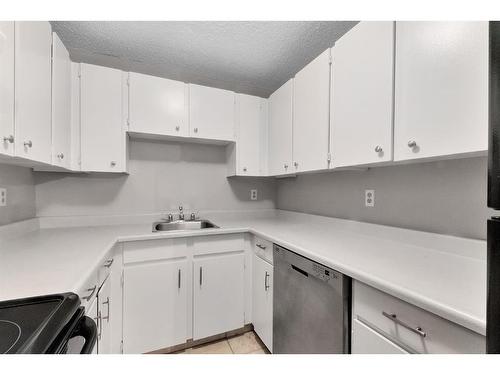 3208-80 Glamis Drive Sw, Calgary, AB - Indoor Photo Showing Kitchen