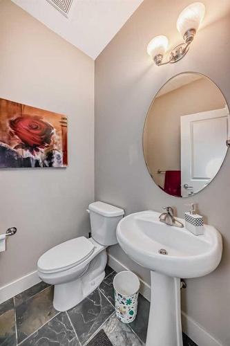 96 Evergreen Square Sw, Calgary, AB - Indoor Photo Showing Bathroom