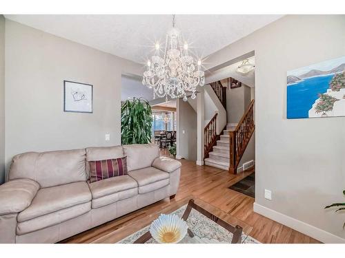 96 Evergreen Square Sw, Calgary, AB - Indoor Photo Showing Living Room