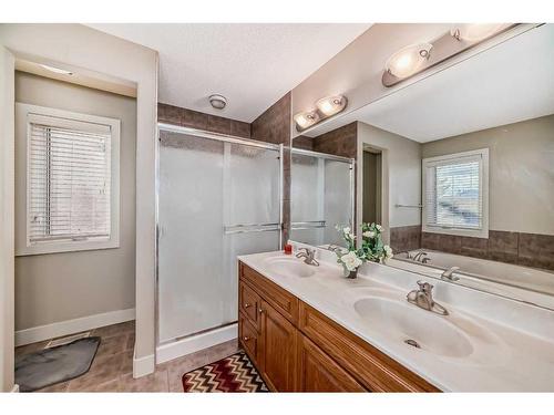 96 Evergreen Square Sw, Calgary, AB - Indoor Photo Showing Bathroom