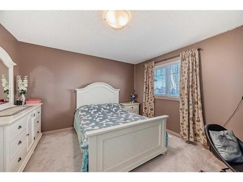 96 Evergreen Square Sw, Calgary, AB - Indoor Photo Showing Bedroom