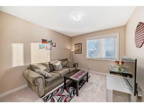 96 Evergreen Square Sw, Calgary, AB - Indoor Photo Showing Living Room