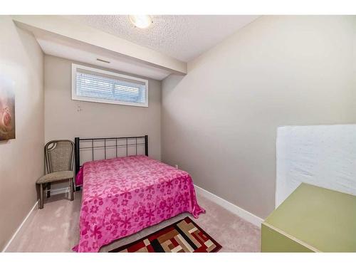 96 Evergreen Square Sw, Calgary, AB - Indoor Photo Showing Bedroom