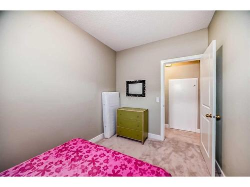 96 Evergreen Square Sw, Calgary, AB - Indoor Photo Showing Bedroom