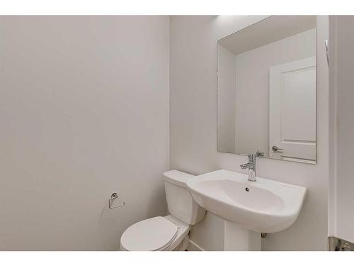 222-8500 19 Avenue Se, Calgary, AB - Indoor Photo Showing Bathroom