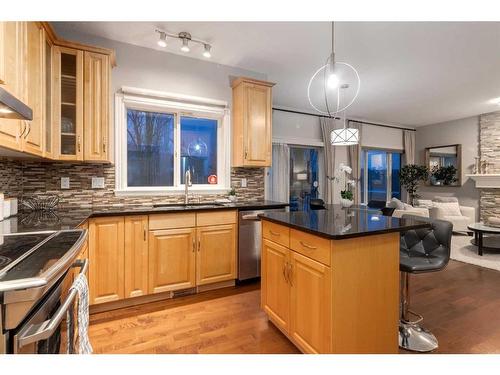 38-39 Strathlea Common Sw, Calgary, AB - Indoor Photo Showing Kitchen