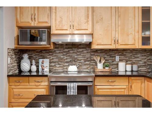 38-39 Strathlea Common Sw, Calgary, AB - Indoor Photo Showing Kitchen