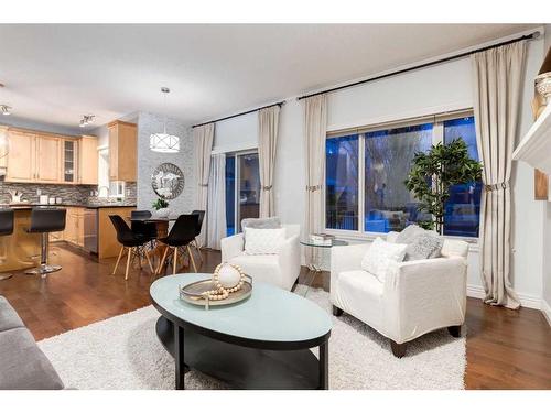 38-39 Strathlea Common Sw, Calgary, AB - Indoor Photo Showing Living Room