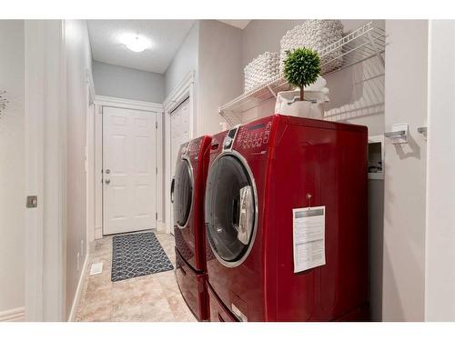 38-39 Strathlea Common Sw, Calgary, AB - Indoor Photo Showing Laundry Room