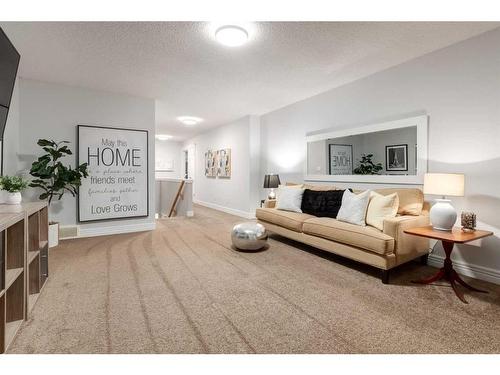 38-39 Strathlea Common Sw, Calgary, AB - Indoor Photo Showing Living Room