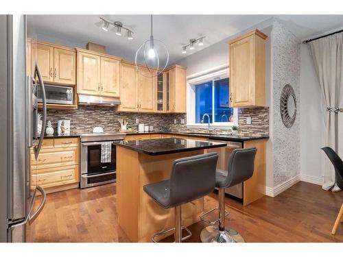 38-39 Strathlea Common Sw, Calgary, AB - Indoor Photo Showing Kitchen