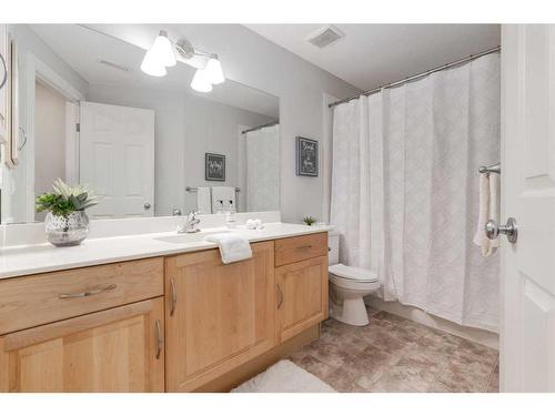 38-39 Strathlea Common Sw, Calgary, AB - Indoor Photo Showing Bathroom