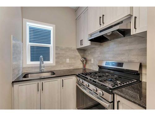 26 Cobbleridge Place Sw, Airdrie, AB - Indoor Photo Showing Kitchen With Upgraded Kitchen