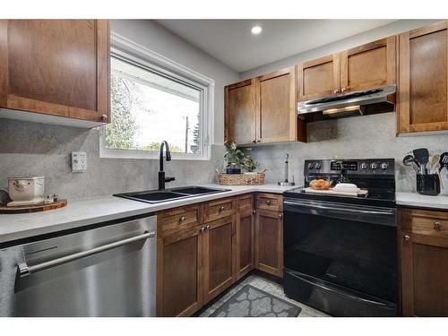 9616 Alcott Road Se, Calgary, AB - Indoor Photo Showing Kitchen With Double Sink