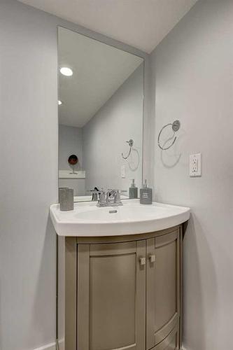 9616 Alcott Road Se, Calgary, AB - Indoor Photo Showing Bathroom