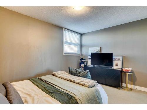 302-1027 Cameron Avenue Sw, Calgary, AB - Indoor Photo Showing Bedroom