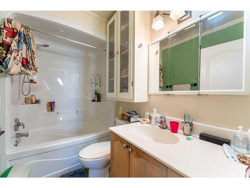 1101 40 Street Se, Calgary, AB - Indoor Photo Showing Bathroom