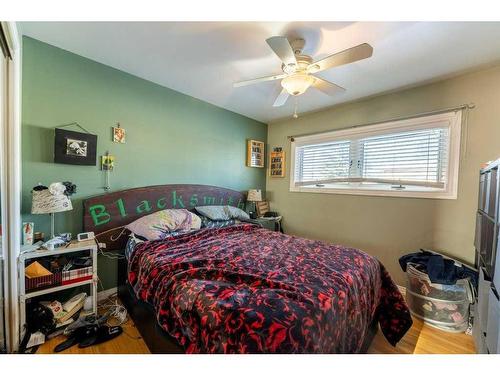 1101 40 Street Se, Calgary, AB - Indoor Photo Showing Bedroom