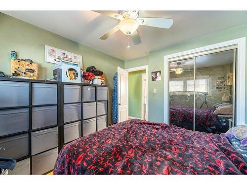 1101 40 Street Se, Calgary, AB - Indoor Photo Showing Bedroom