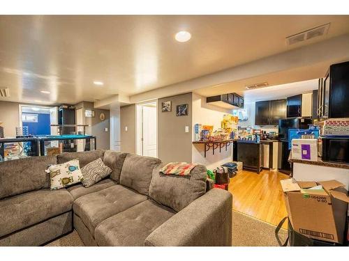 1101 40 Street Se, Calgary, AB - Indoor Photo Showing Living Room