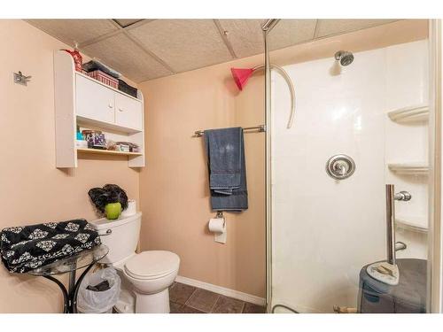 1101 40 Street Se, Calgary, AB - Indoor Photo Showing Bathroom